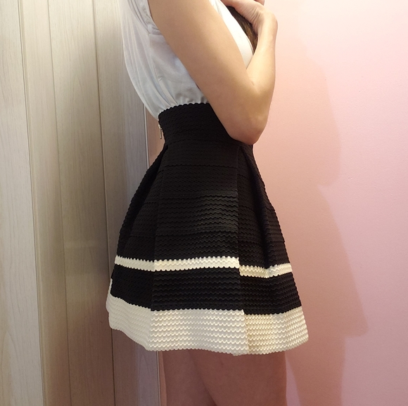 Black and white high waist pleated skirt - Picture 3 of 8